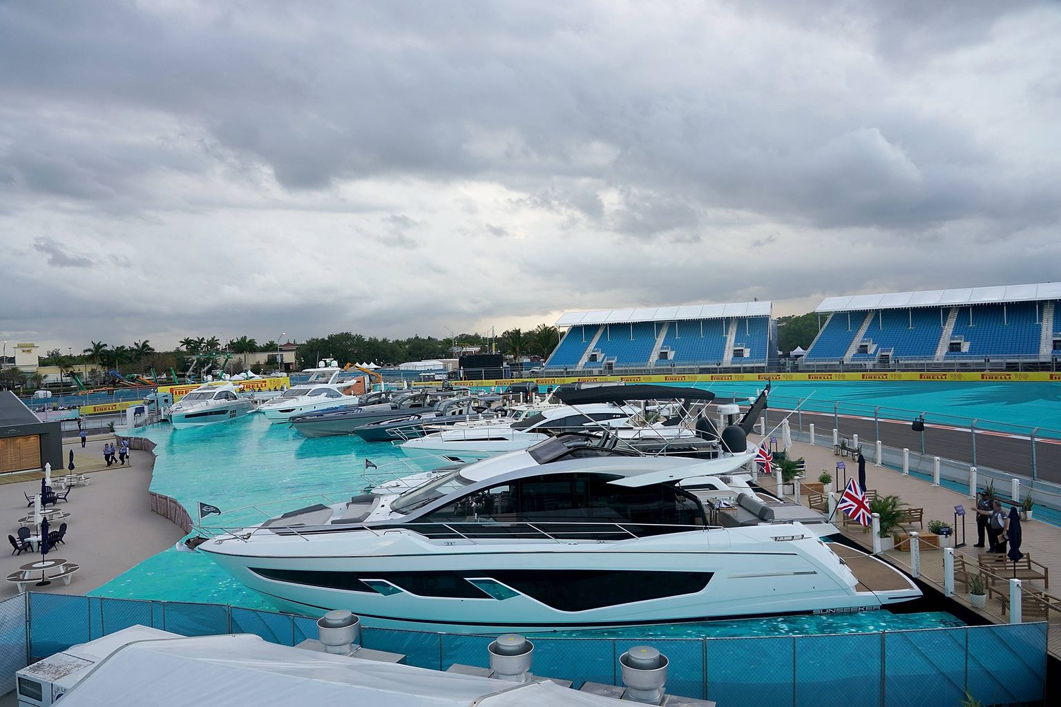 Miami GP korraldajad on ehitanud võltssadama, et meenutada kohalikke uhkeid merevaateid. Siiski korvatakse seda meeletu meelelahutusprogrammiga.