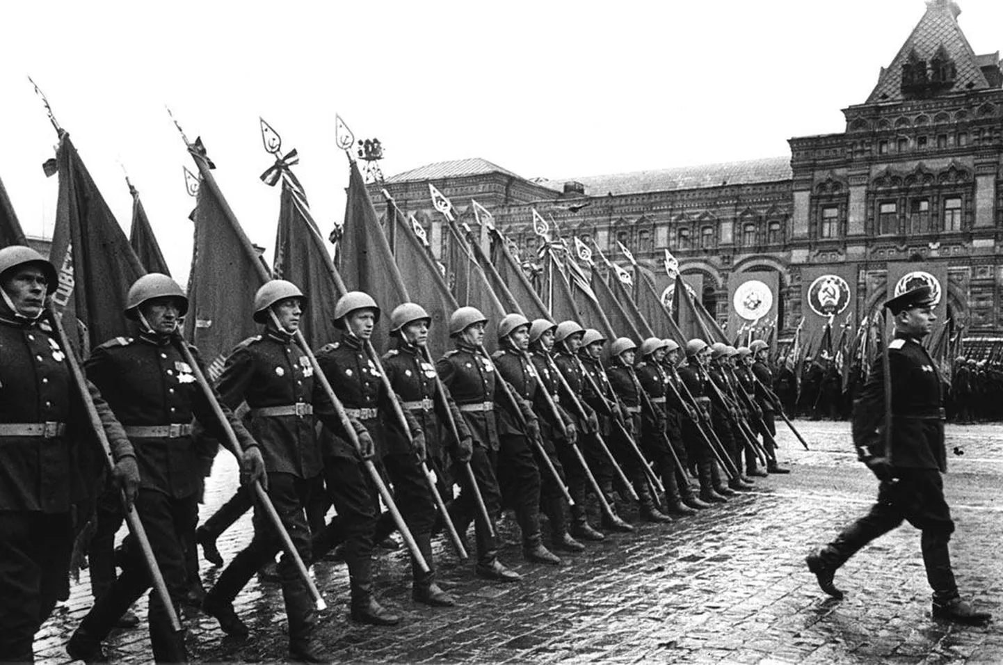 24 июня 1945 года в Москве солдаты Красной Армии прошли маршем по Красной площади в честь победы над Германией.