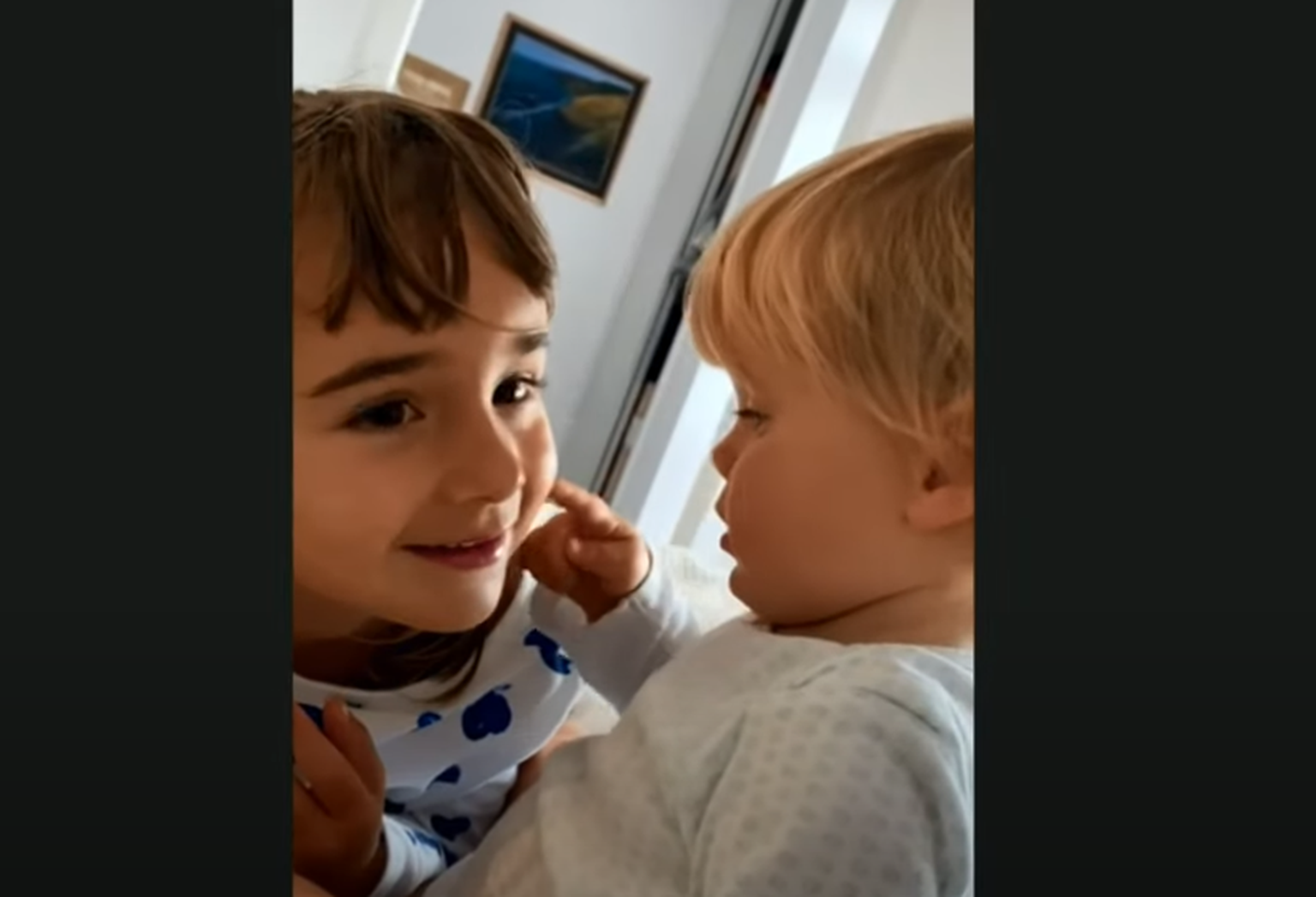 Ühene Ana ja kuuene Olivia nende ema Beatriz Zimmermanni avaldatud videos
