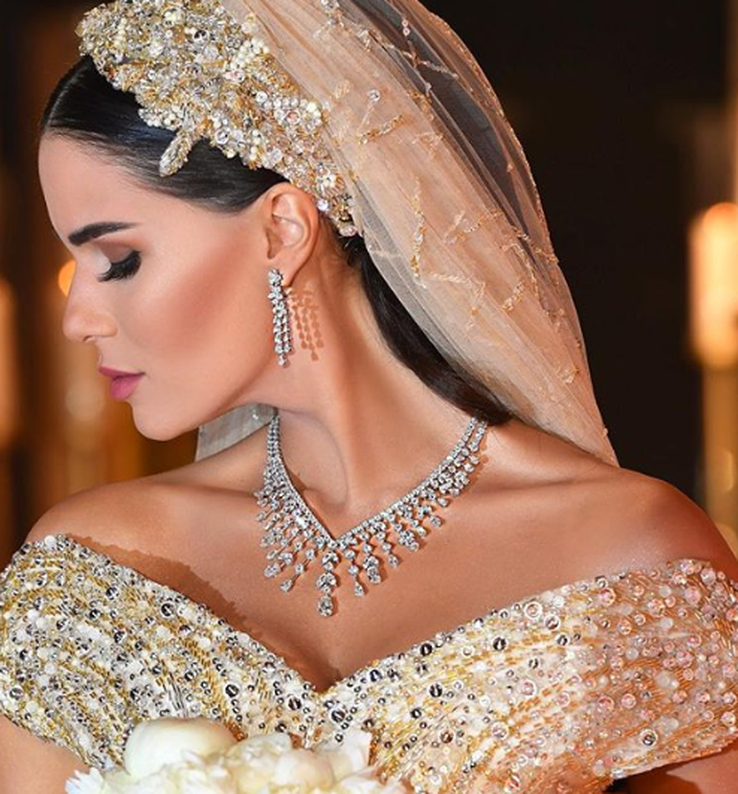 Свадебное платье, вышитое золотом и серебром с 40-метровой фатой, инкрустированной кристаллами Swarovski вручную.