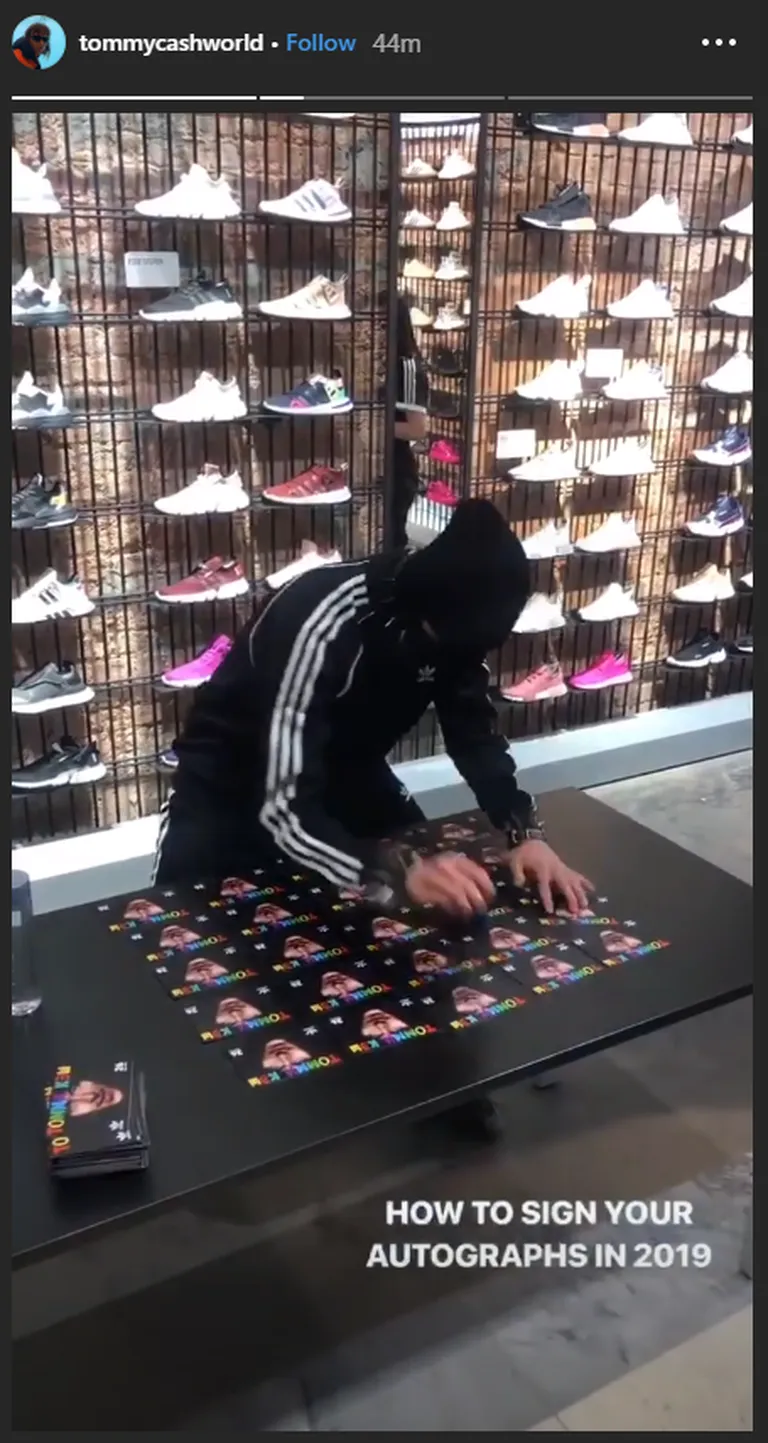 Tommy Cash näitab, kuidas 2019. aastal autogrammide jagamine käib.
