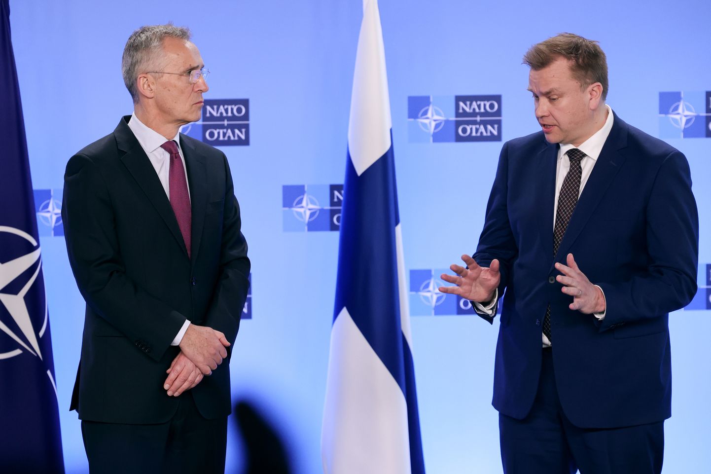 Генеральный секретарь НАТО Йенс Столтенберг оценивает перспективы Финляндии в диалоге с министром обороны Антти Кайкконеном за несколько дней до вступления Хельсинки в НАТО. Брюссель, 20 марта 2023 года.