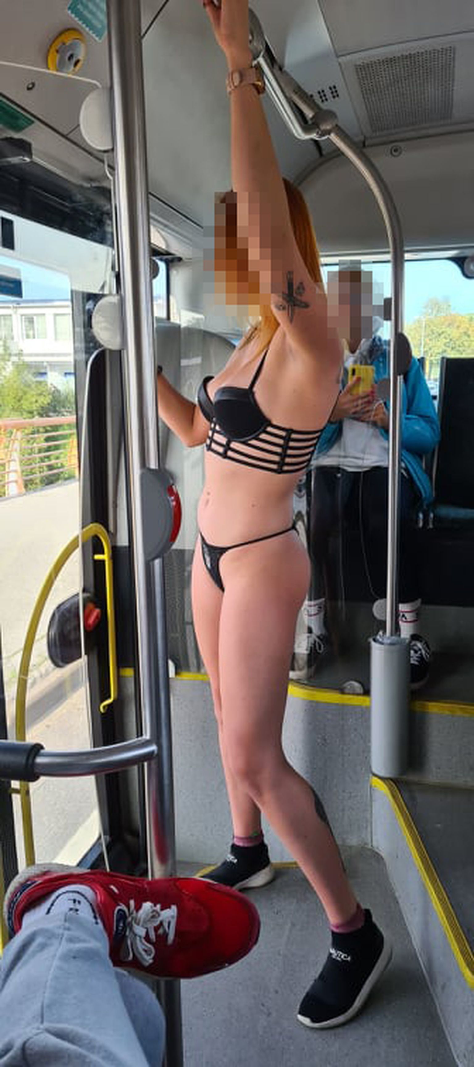 Pühapäeval Tallinnas 1A bussi tulnud neiu otsustas end riidest lahti võtta.