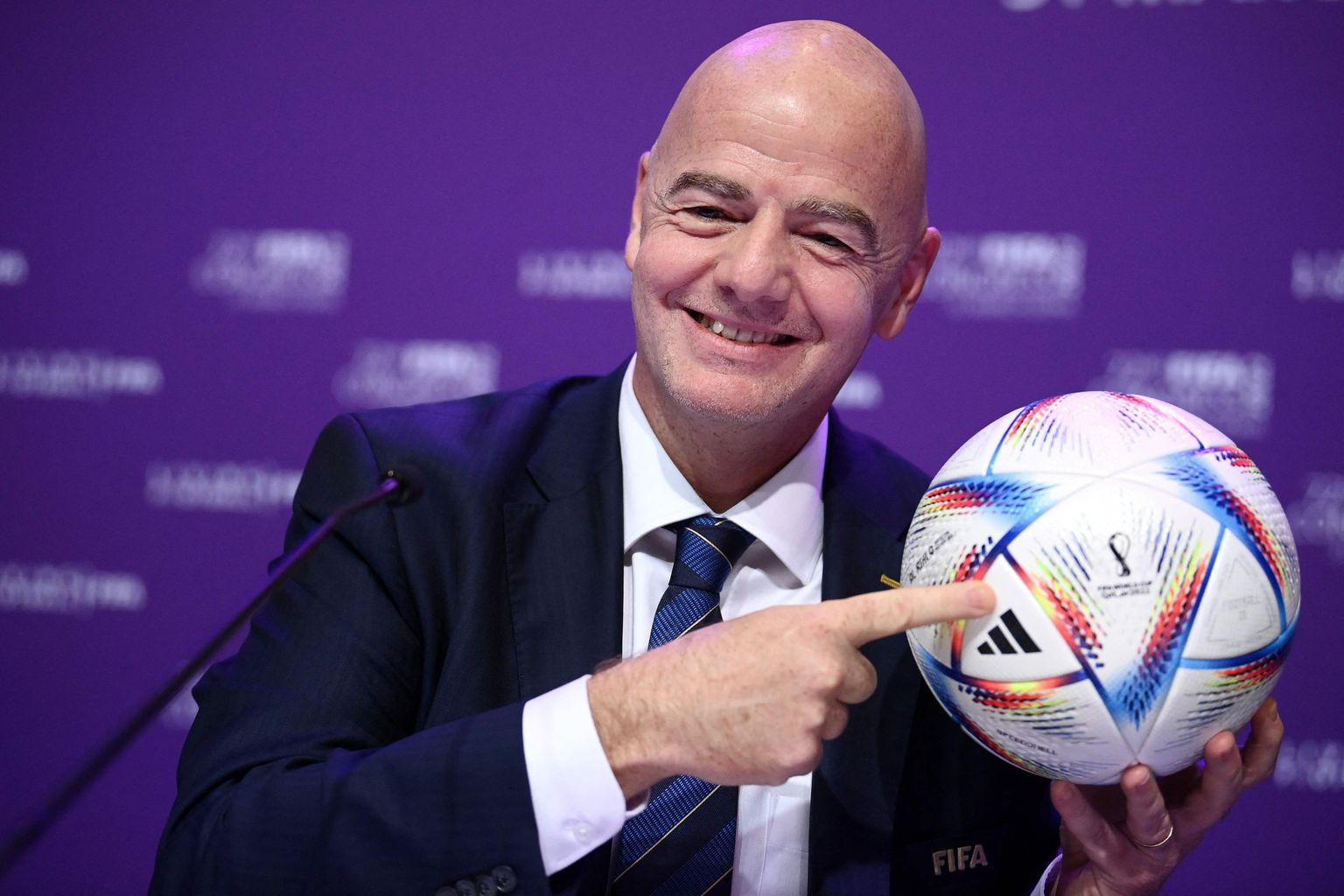 FIFA president Gianni Infantino poseerib MMi ametliku palliga Al Rihla, milles peitub andmeid edastav andur.