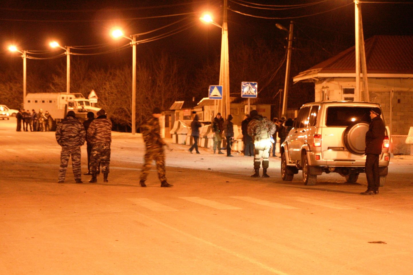 Uurijad ja politseinikud Dagestani Karabudahkenti rajooni korrakaitsejõudude kontrollpunkti juures.