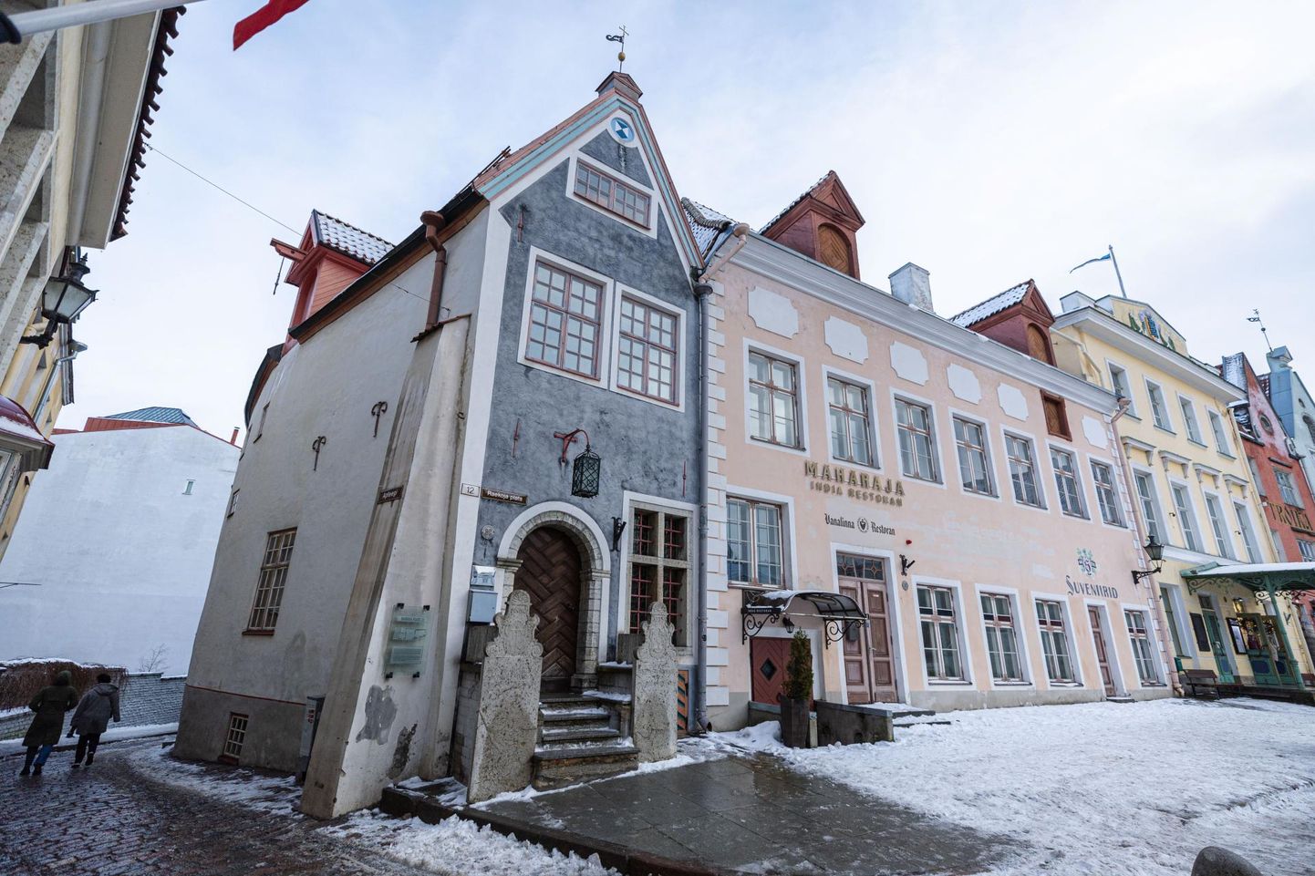 Raekoja platsi ja Apteegi tänava nurgal asuvas majas avati 1703. aastal Tallinna esimene kohvik. Fotod: Madis Veltman