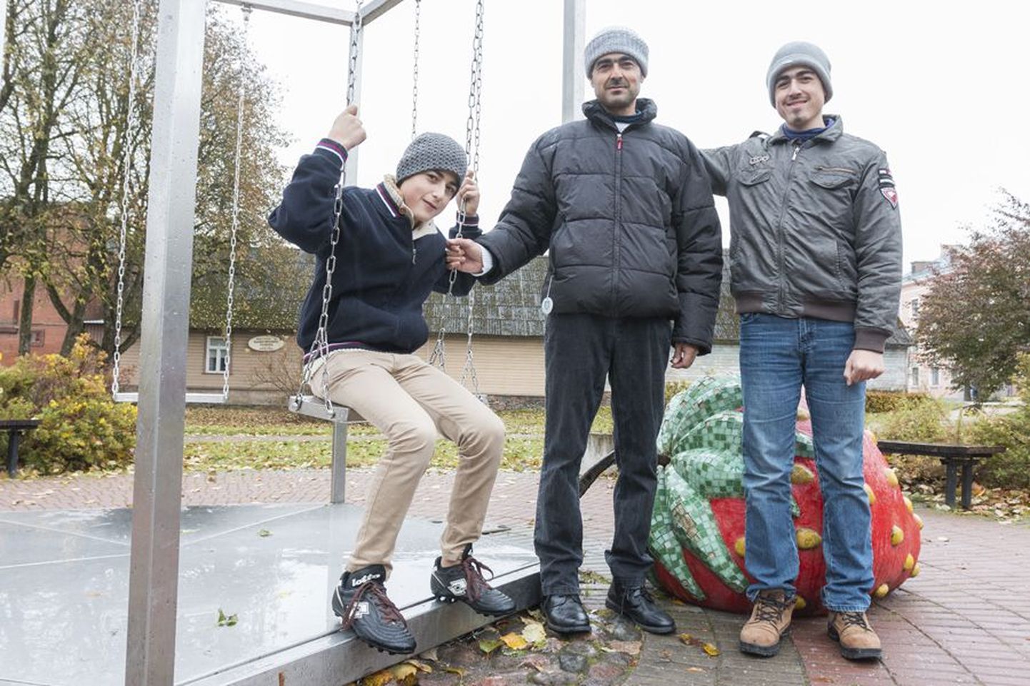 Sakala kohtus Kasemi perekonnast kolmega: 14-aastase Sami (vasakul), isa Abdulhadi ja 16-aastase Hasaniga.