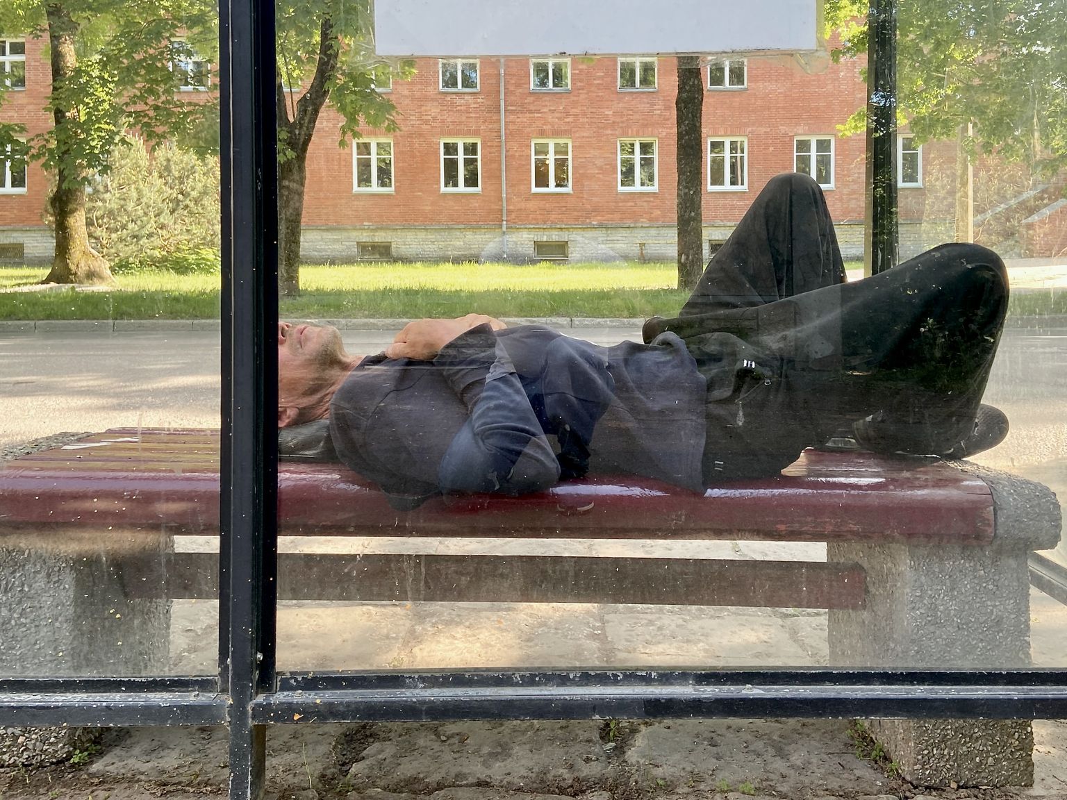 Napsitanud mees Narvas bussipeatuses magamas.