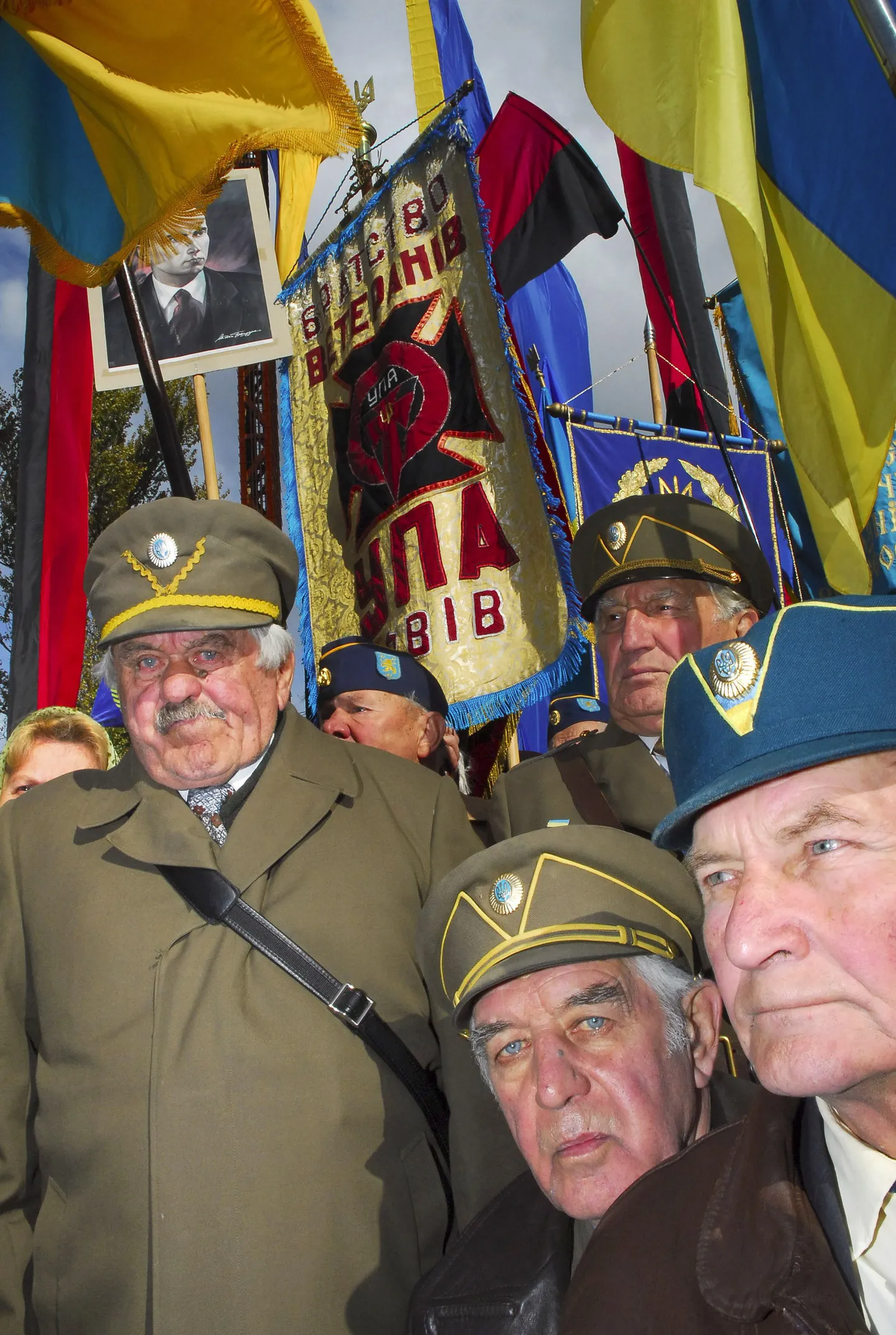 Ветераны УПА у памятника Степану Бандере.