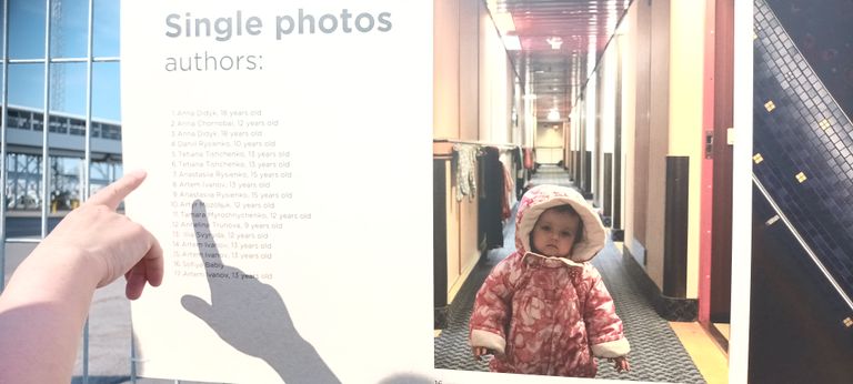 Выставка фотографий детей украинских беженцев в порту Таллинна, июнь 2023 года.