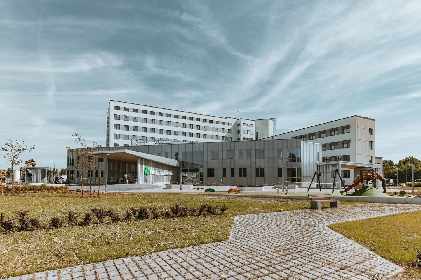 Veel toimetavad aiaga ümbritsetud tervisekeskuse juurdeehituses töömehed, kuid juba järgmisel kuul peaks Pärnu haigla hoone vastu võtma.