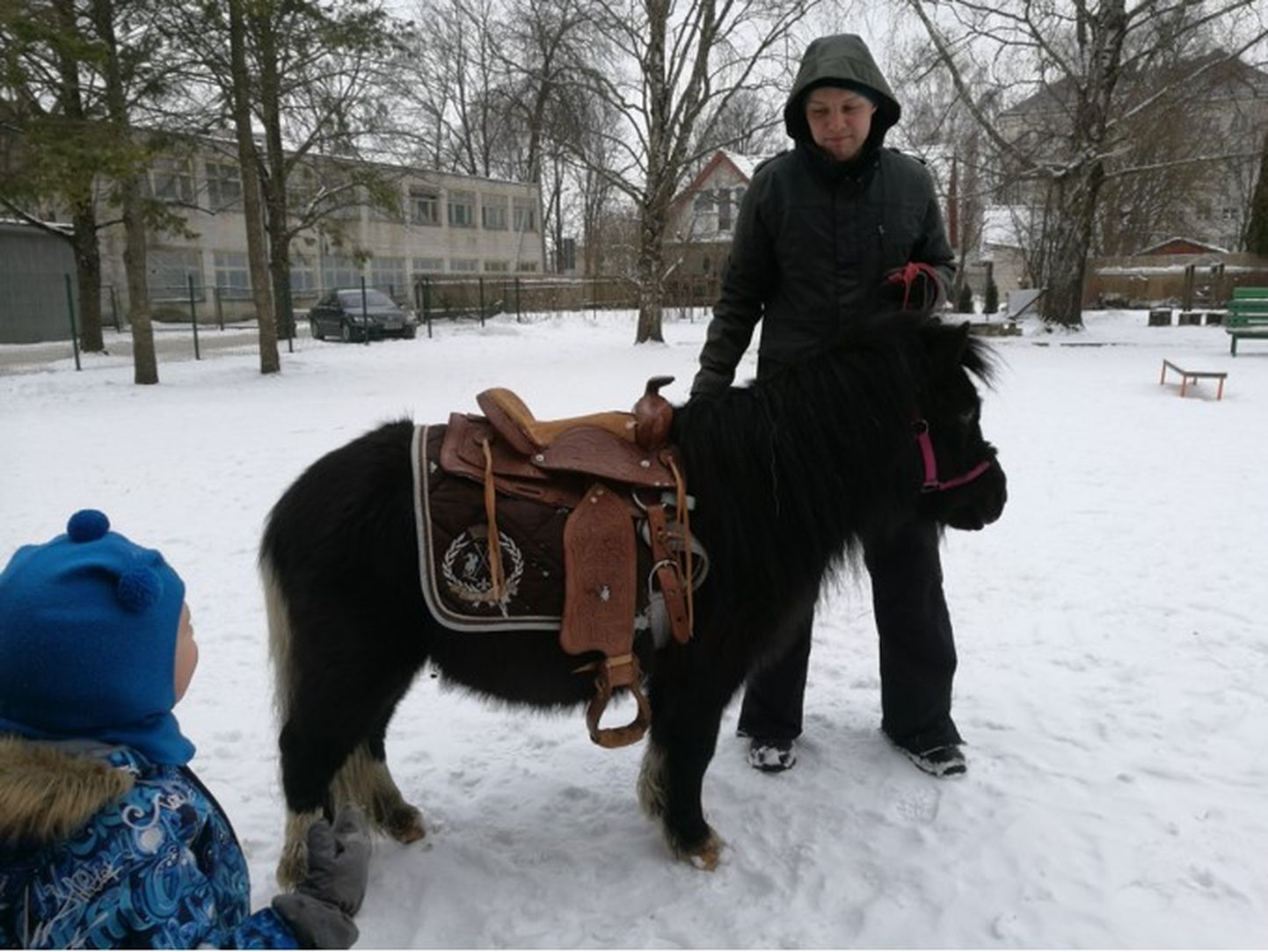 Vastlapäeva puhul sõitsid Pärnu Kadri lasteaia mudilased poniga.