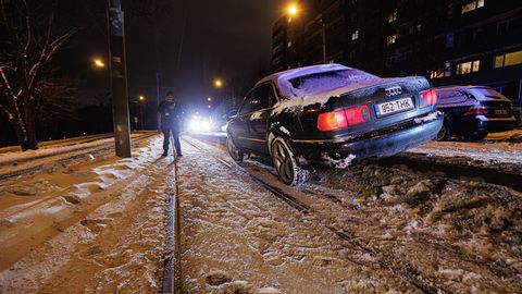 GALERII ⟩ Tallinna kesklinnas trammiteele sõitnud roolijoodik tekitas täbara olukorra