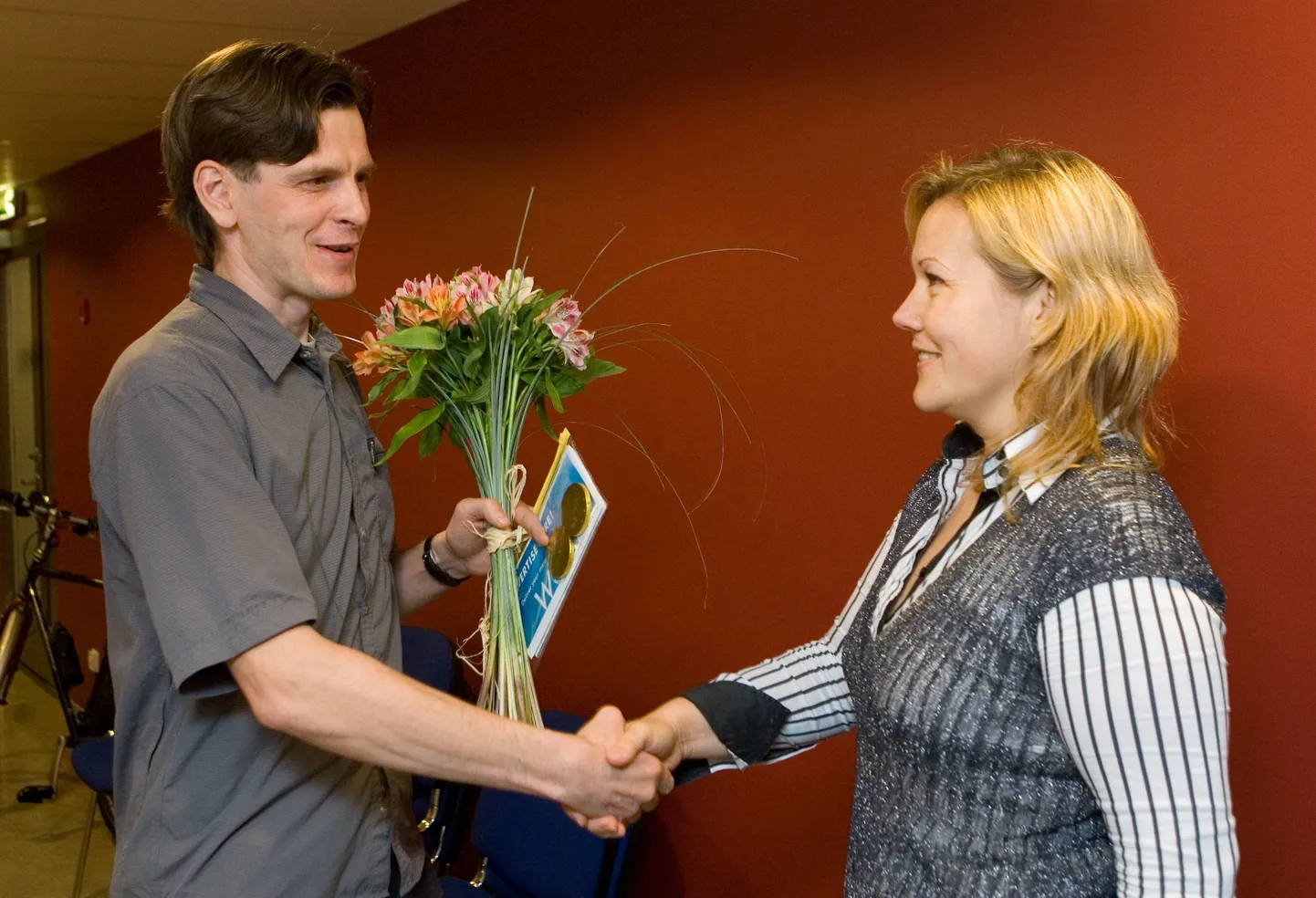 Aivar Reinap annab Karin Kiigemägile üle Elu24 tarbijamängu auhinna.