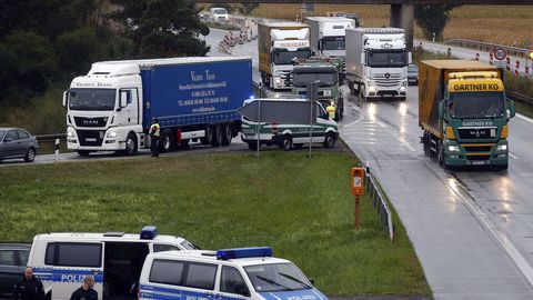 Пьяный эстонец снес на немецкой магистрали десятки дорожных знаков