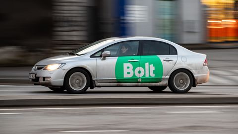 В Латвии налоговики начнут проверять водителей Bolt и Yandex