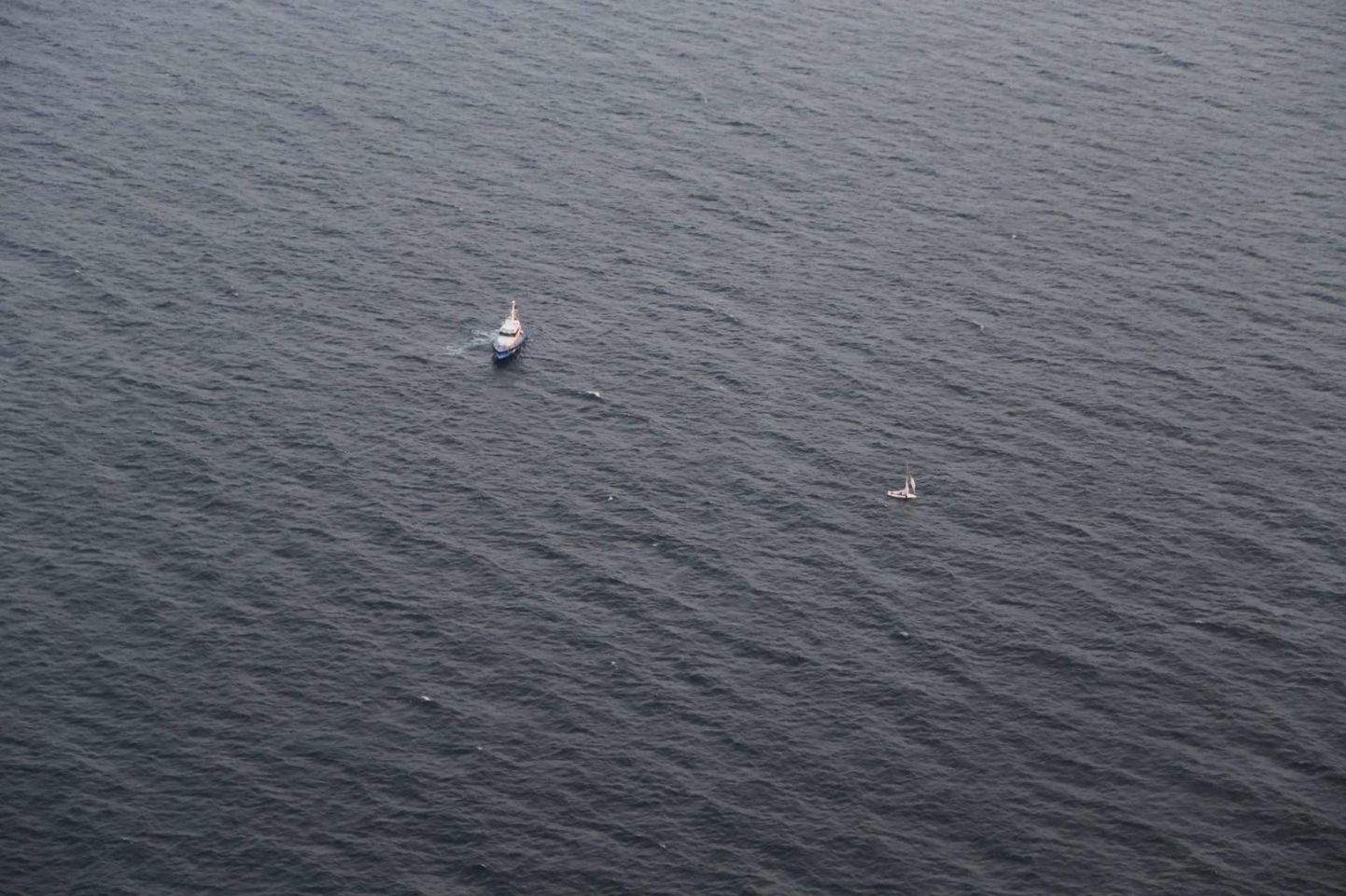 Piirivalve päästis Keri saare lähedalt kaks purjekaga ümber läinud meest.