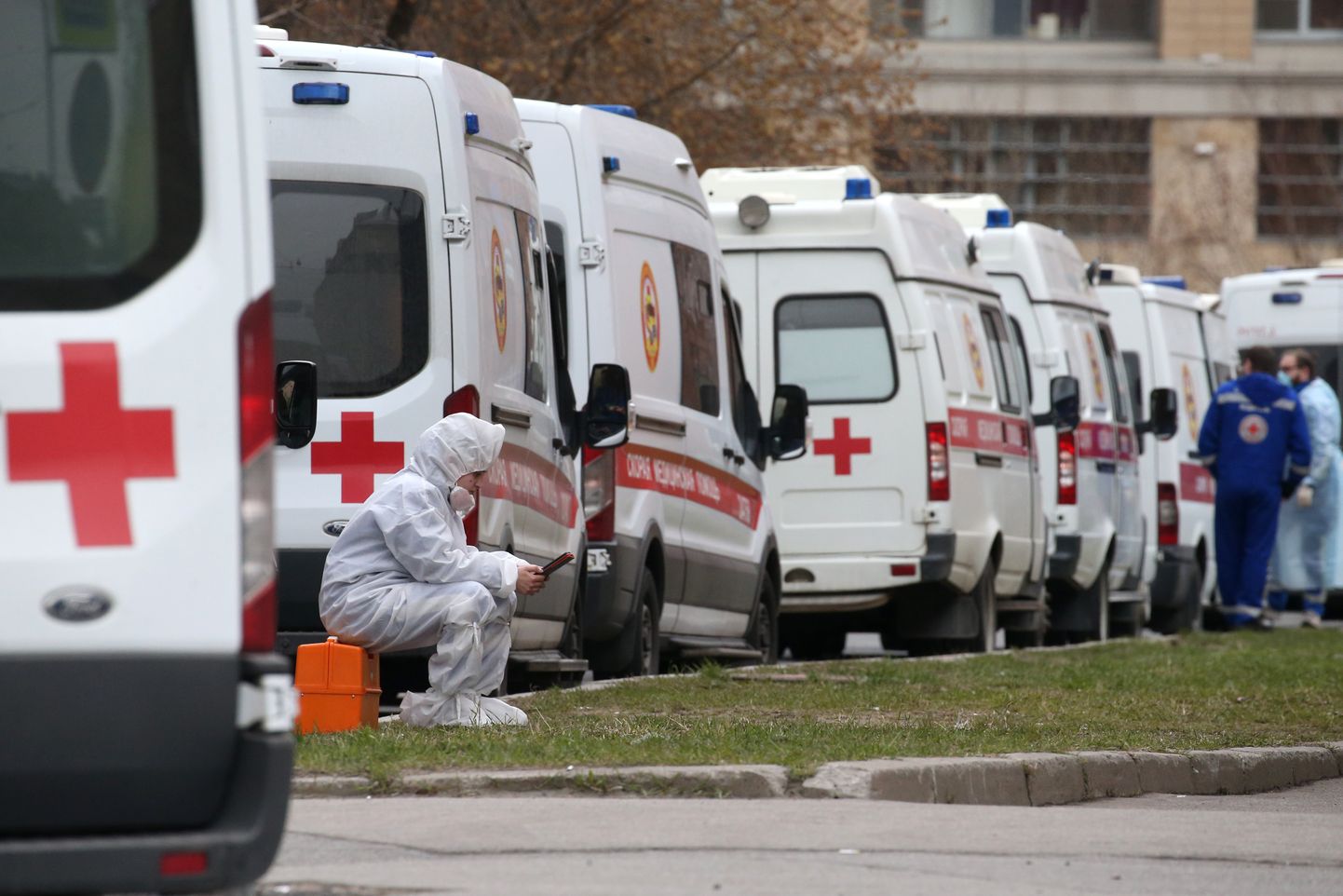 Скорые помощи возле больницы в Санкт-Петербурге. Фото иллюстративное.