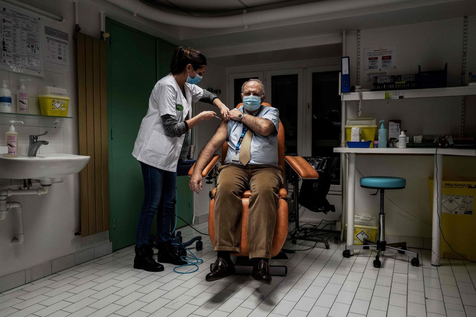 Õde vaktsineerib Prantsusmaal Lyonis Croix Rousse’i haiglas ühte selle töötajat.