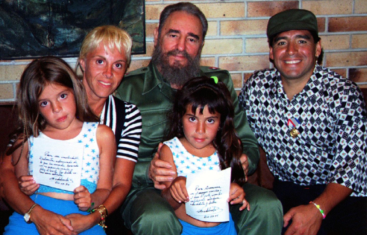Maradona koos abikaasa Claudia Villafane ja kahe tütrega külas oma sõbral, Kuuba valitsejal Fidel Castrol. 1994.