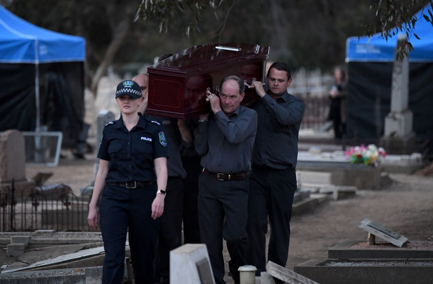 Lõuna-Austraalia politsei kriminalistid ekshumeerisid Adelaide'i West Terrace surnuaiast Somertoni mehe, et ta juhtum lahendad. Pildil kalmistu töötajad kandmas kirstu, milles on Somertoni mees