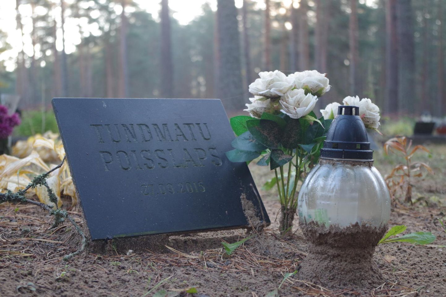Kolm aastat tagasi leitud tundmatu poisslaps on maetud Võru kalmistule