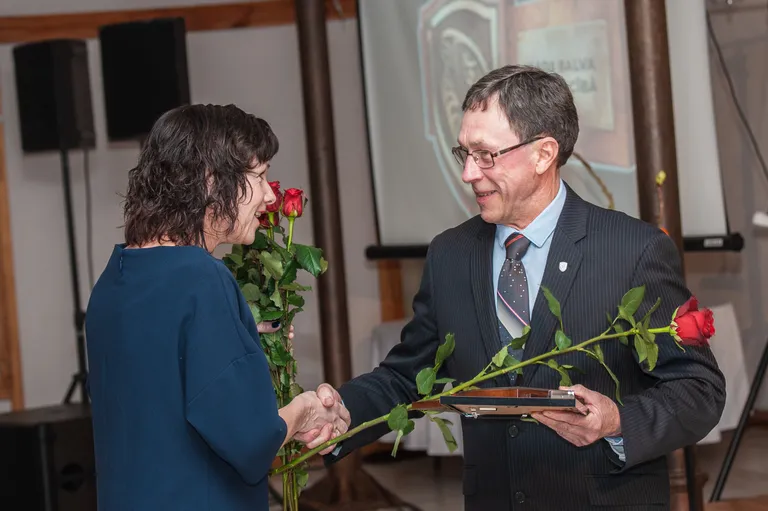 Māris Bērziņš gada balvas medniecībā pasākumā 2018. gadā, saņemot balvu "Par ieguldījumu medniecībā Latvijā".