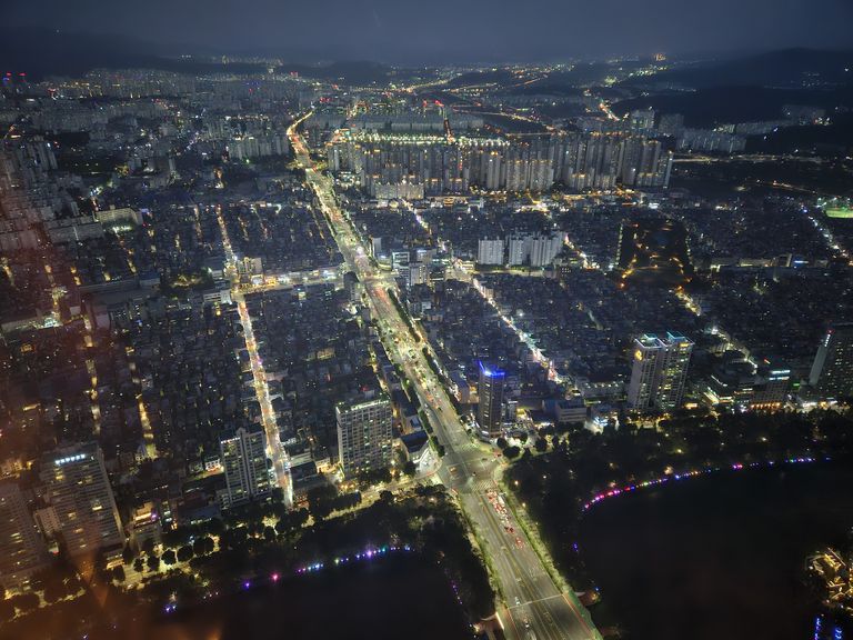 Proovipilt: Samsung Galaxy Fold5-ga tehtud pilt maailma kuuenda kõrgeima pilvelõhkuja Lotte World Toweri restoranist Seoulis.