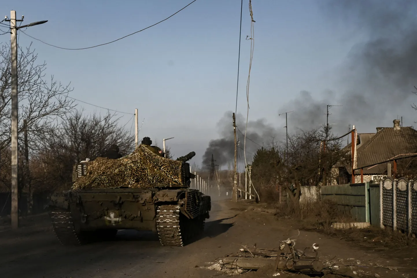 Ukraina tank T64 liigub Tšassiv Jari linnas Bahmuti poole, kus toimuvad kõige tulisemad linnalahingud, 20. märtsil 2023.