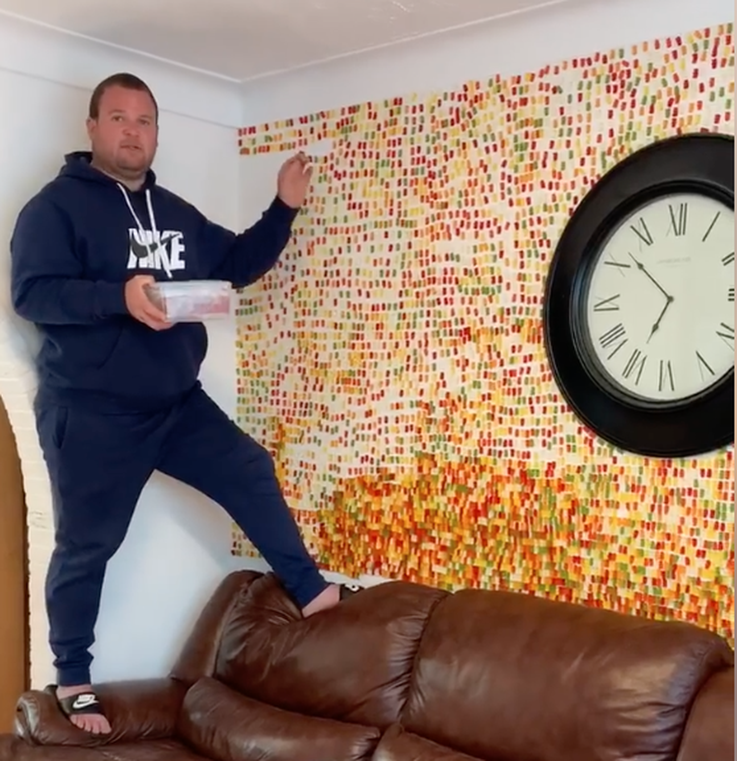 Ник Смит подшутил над женой и со вкусом украсил стену в гостиной.