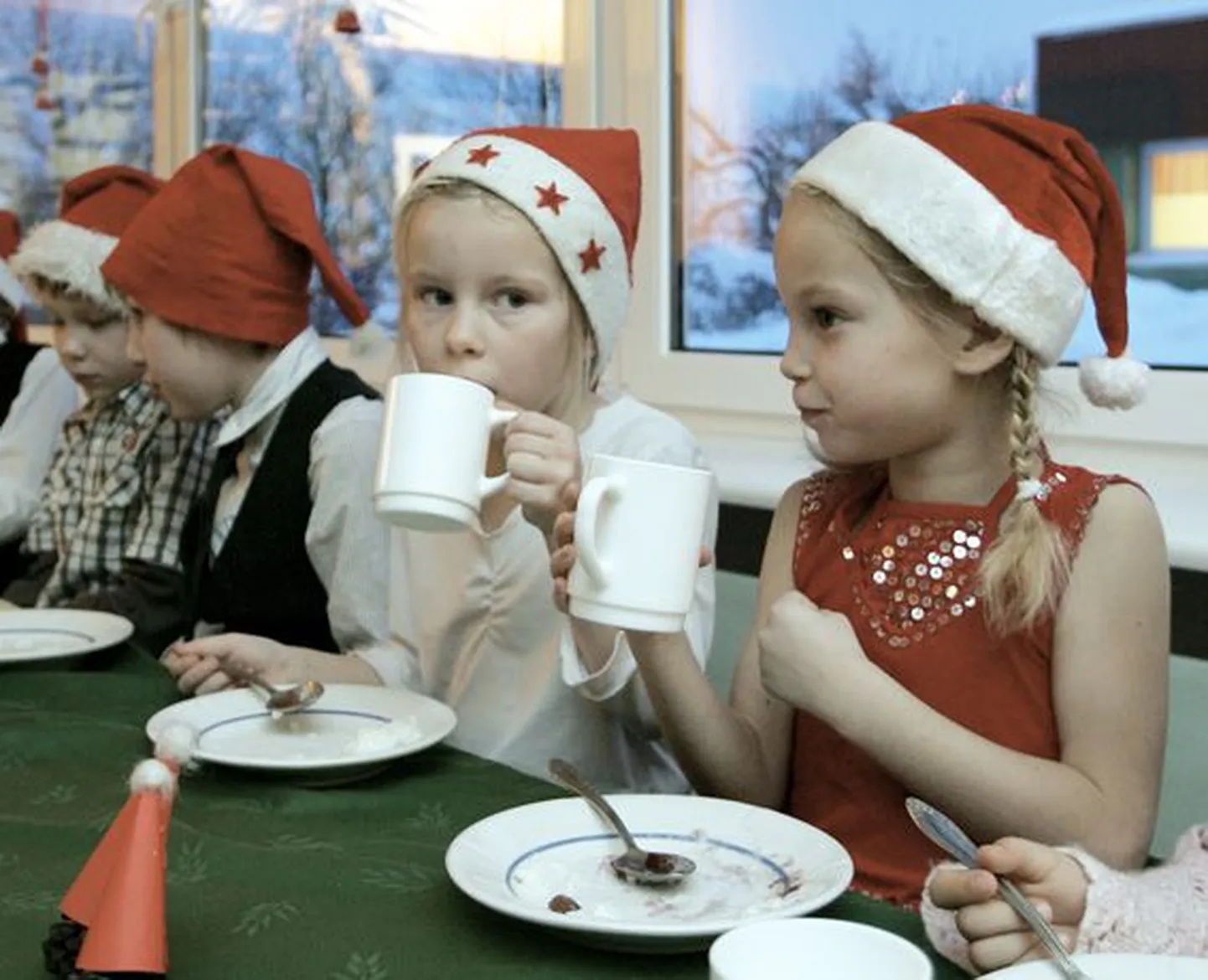 Jõuluhommik algas Uhtna lasteaias ühise pudrusöömisega, et ikka jaksaks mürada. Koos jõuluvanaga tantsud tantsitud, võis teises ruumis tutvust teha ka sõbraliku jõulusokuga.