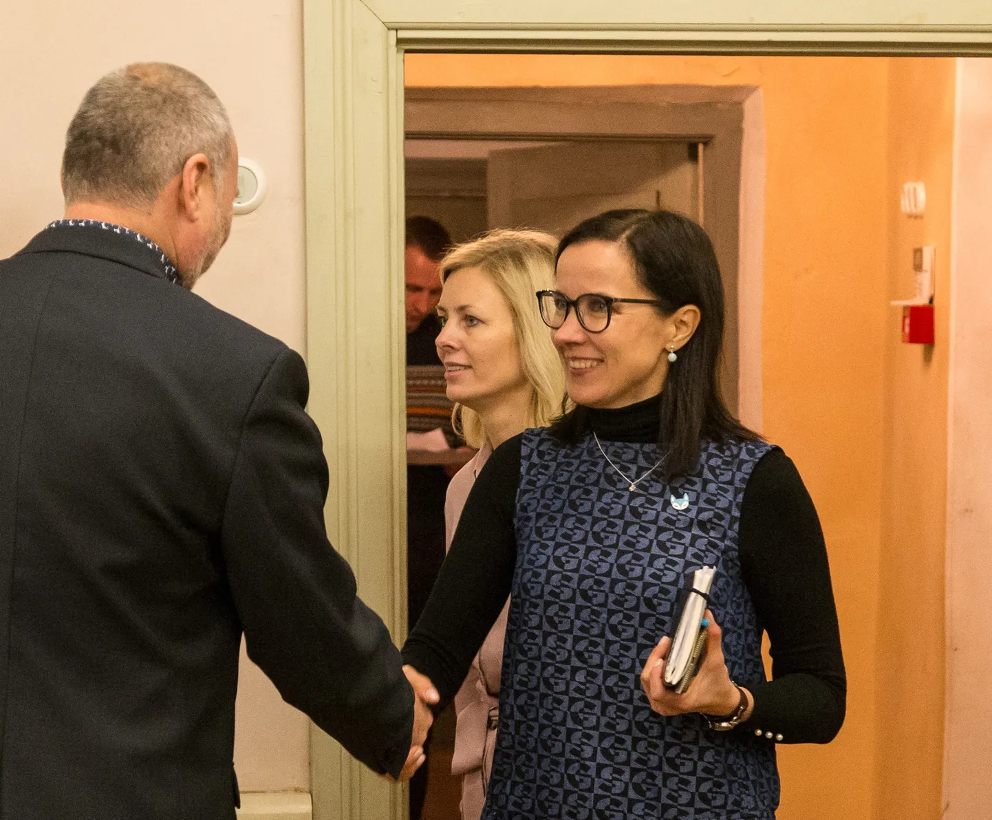Sel pildil suruvad Anu Vau ja Viktor Rauam kätt jaanuari alguses toimunud läbirääkimistel, mille tulemusel hoiti ära õpetajate tähtajatu streik.