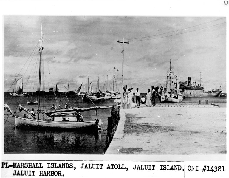USA rahvusarhiivis olev foto, millel on Marshalli saarestiku Jaluiti atolli sadam. Arvati, et fotol on ka Amelia Earhart ja Fred Noonan