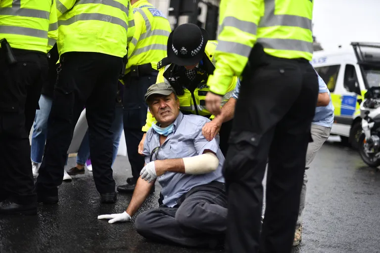 Politsei pidas Briti peaministri Boris Johnsoni autole ette jooksnud protestija kinni.