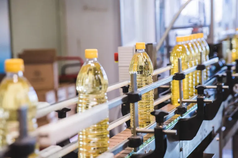 Et rapsiseemnest saaks õli, tuleb läbida mitu protsessi. Esmalt toimub õli mehaaniline pressimine rapsiseemnest 120 kraadi juures ilma kemikaale kasutamata. Rapsiseemnest saadakse kuumpressimise tulemusena rapsikook ja rapsitoorõli. Edasi läbib rapsitoorõli kolm töötlemisetappi – neutraliseerimise, klorofülli eemalduse ja deodoriseerimise.
Neutraliseerimise käigus võetakse õlist välja fosfor ja vabad rasvhapped. Pärast neutraliseerimist eemaldatakse klorofüll ja seejärel toimub deodoriseerimine. Selles protsessis õli keedetakse kõrgel temperatuuril vaakumi all, kus eemaldatakse kõik ebavajalikud ühendid, et õli säiliks kaua ja seda saaks pannil kasutada. Minimaalne niiskus­sisaldus aitab vältida õli mikrobioloogilist saastumist ka pärast säilivusaja lõppu.