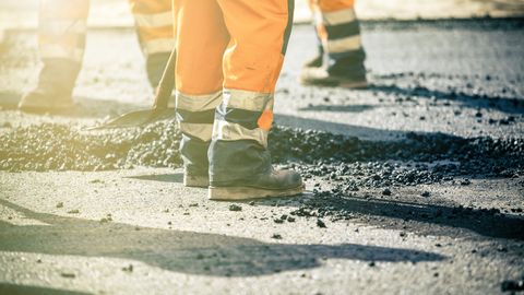 Liepājā fiksēts piesārņojums ar tumšiem putekļiem. VVD pieprasa ceļu būvniekam paskaidrojumu