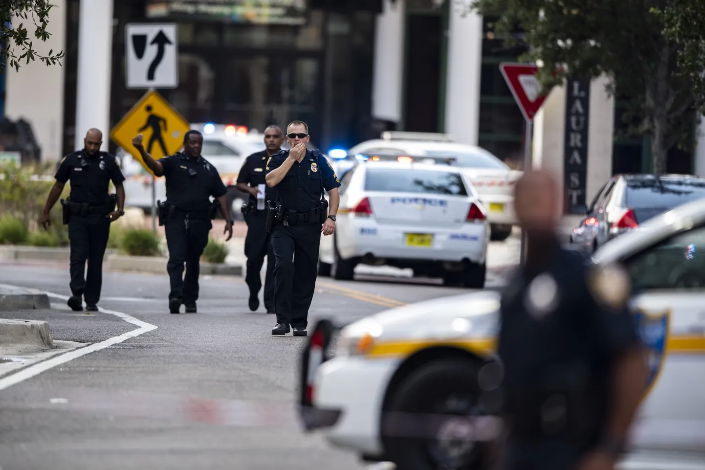Politsei koguneb sündmuskohale Jacksonville'is.