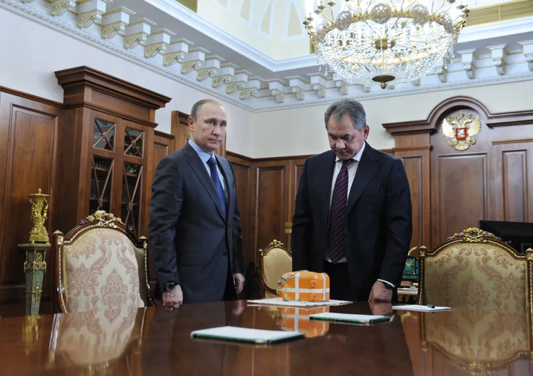 Vene president Vladimir Putin ja kaitseminister Sergei Šoigu Kremlis SU-24 musta kasti inspekteerimas. Fotod: Scanpix