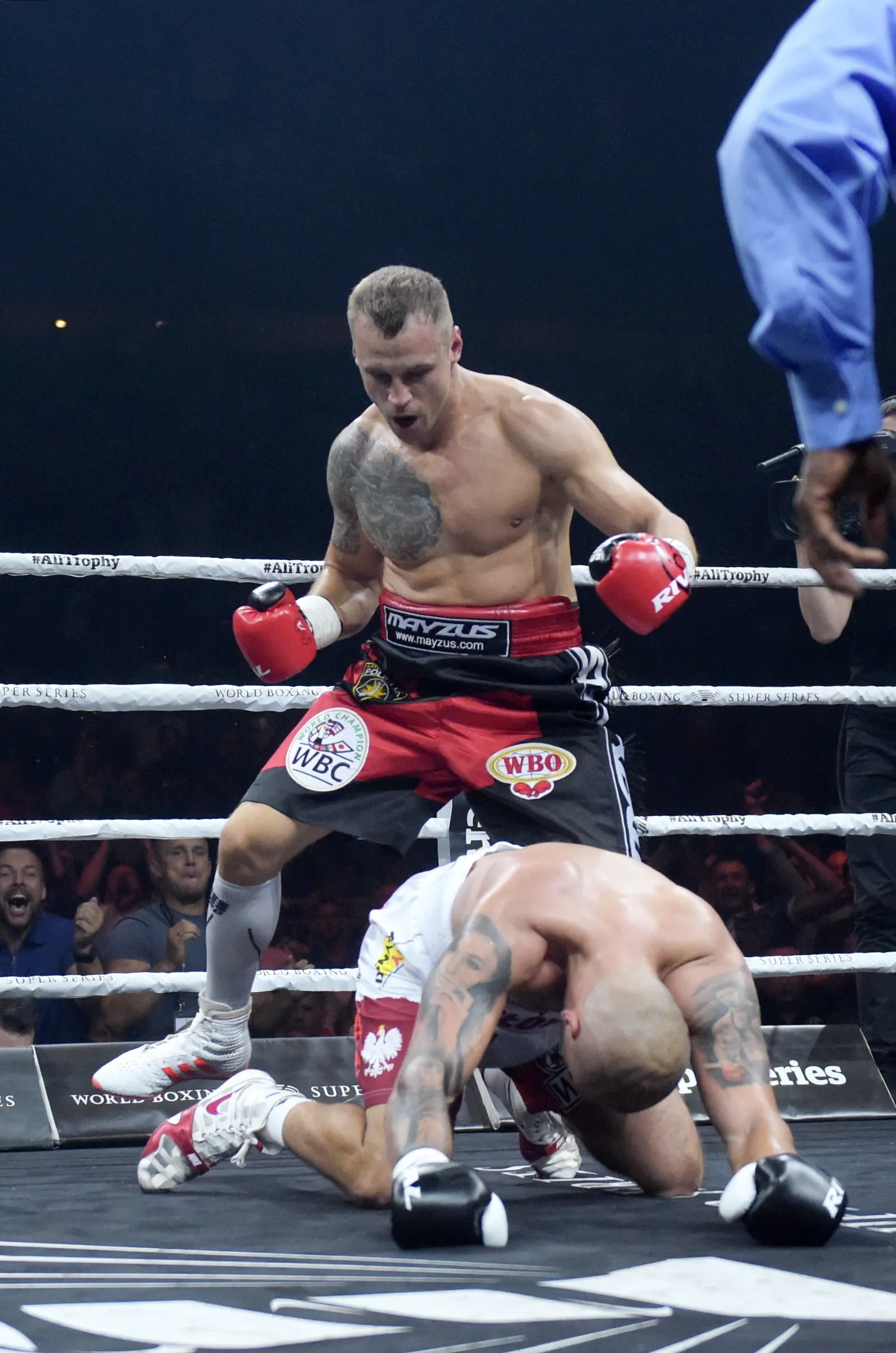 Mairis Briedis on vastase nokauti löönud.