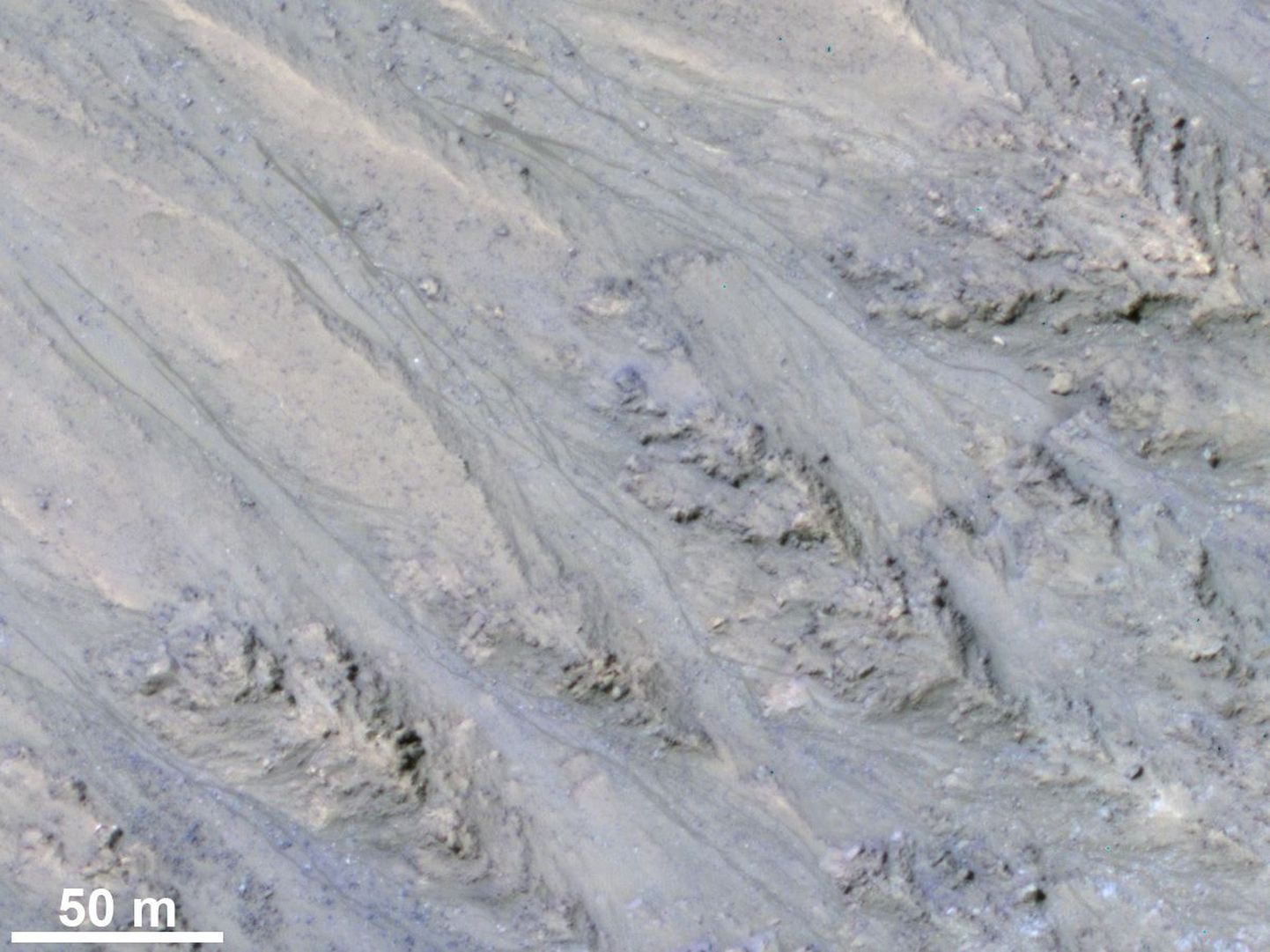 Tumedaid jooni Marsi liivanõlvadel peeti varem sealse vee tõestseks. Nüüd osutusid need hoopis kuivaks liivaks.