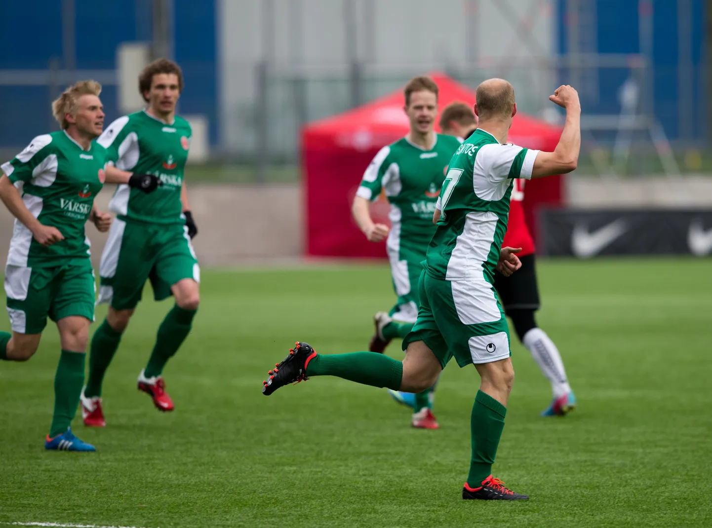 Eesti jalgpalli karikavõistluste poolfinaalis olid vastamisi tugevuselt kolmanda liiga tiimid HÜJK Emmaste ning Tartu FC Santos. Santos võttis 3:1 võidu ja tagas sellega ka koha eurosarjas.