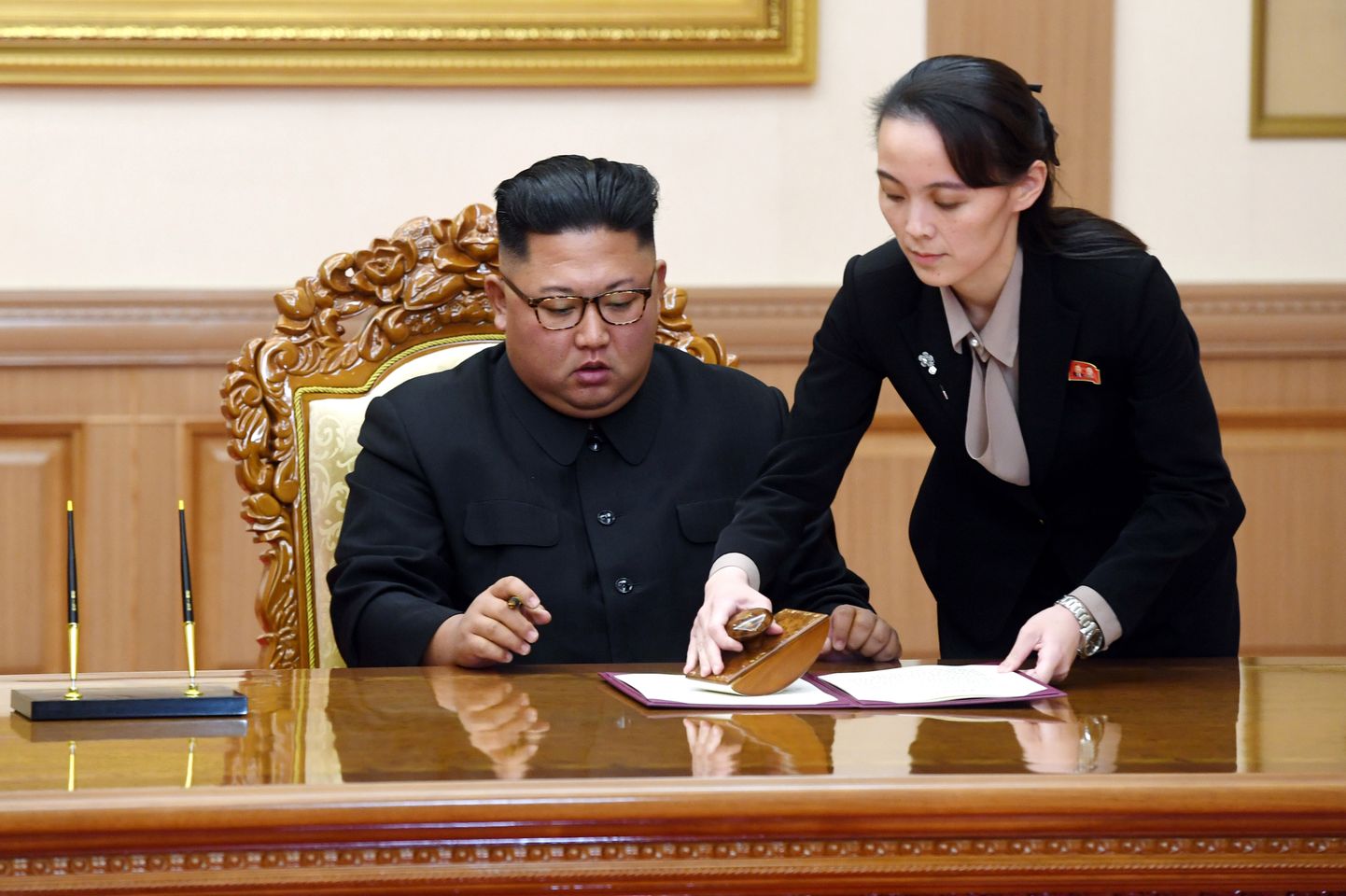 Põhja-Korea liider Kim Jong-un ja ta õde Kim Yo-jong 19. septembril 2018 Pyongyangis pärast Lõua-Korea presidendi Moon Jae-iniga kohtumist dokumente allkirjastamas