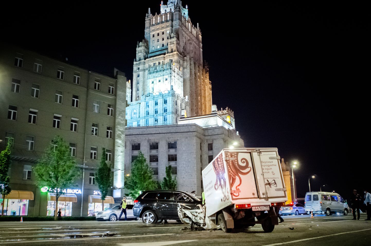 Лобовое столкновение машины Михаила Ефремова и фургона Сергея Захарова произошло на Смоленской площади в Москве