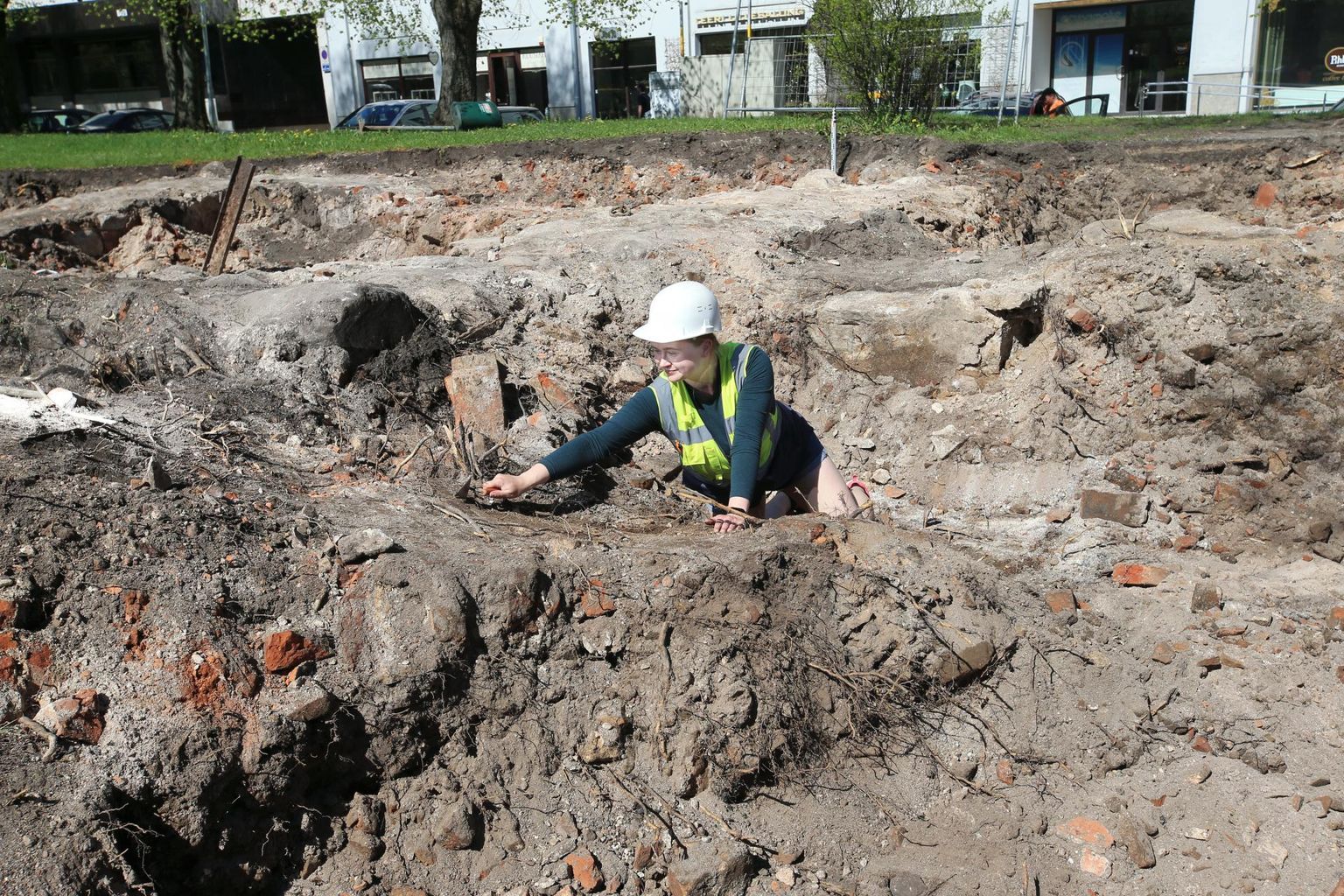 Arheoloog Janika Viljat puhastas eile kaubahoovi keldrivõlvi jäänuseid.