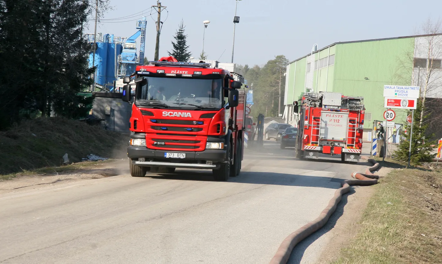 Päästeautod on Uikala prügilas sagedased külalised. Juuresolev pilt on tehtud 2019. aprillis, kui seal oli järjekordne põleng.