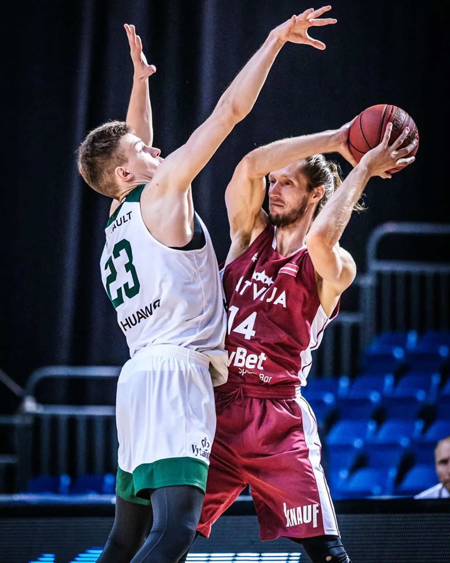 Kaspars Bērziņš (pa labi).