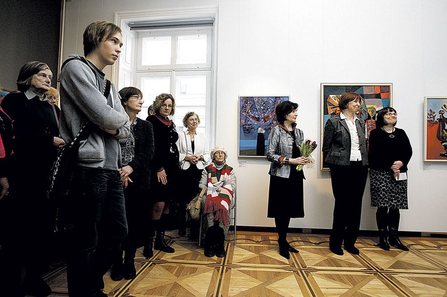 72 kunstniku enam kui 210 tööst koosneva näituse «Eesti kunst paguluses» kuraatorid Reet Mark (paremalt), Tiiu Talvistu ja Kersti Koll avasid väljapaneku Tartu kunstimuuseumi näitustemajas, selja taga Olev Mikiveri õlimaalid.
