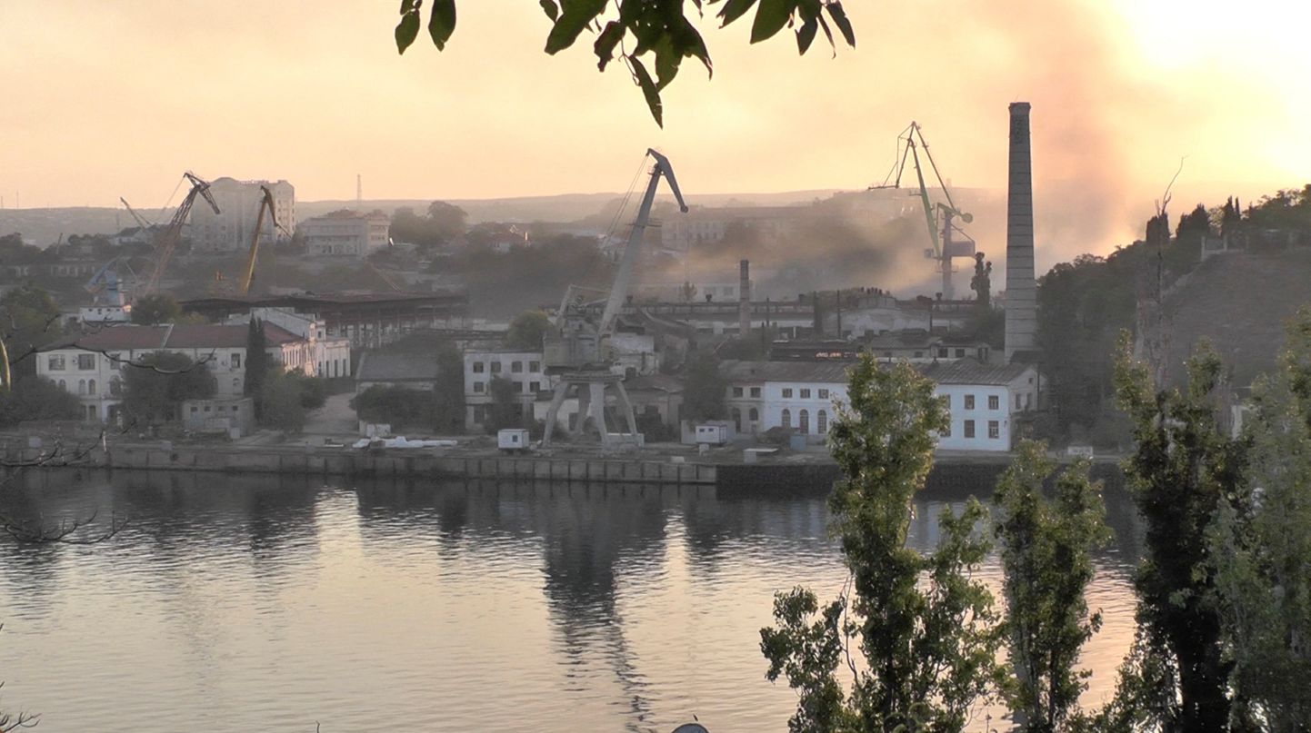 Suitsusammas tõusmas Sevastopolis asuvast laevaremonditehasest pärast Ukraina raketirünnakut 13. septembril 2023.