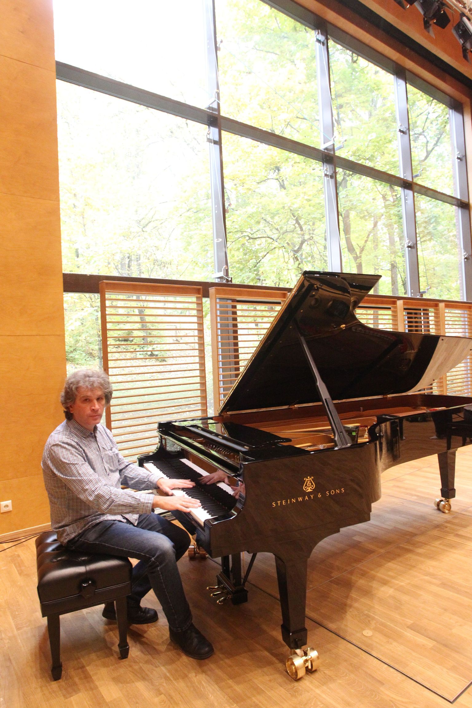 Pildil pianist Tanel Joamets Elleri muusikakooli Tubina saalis.