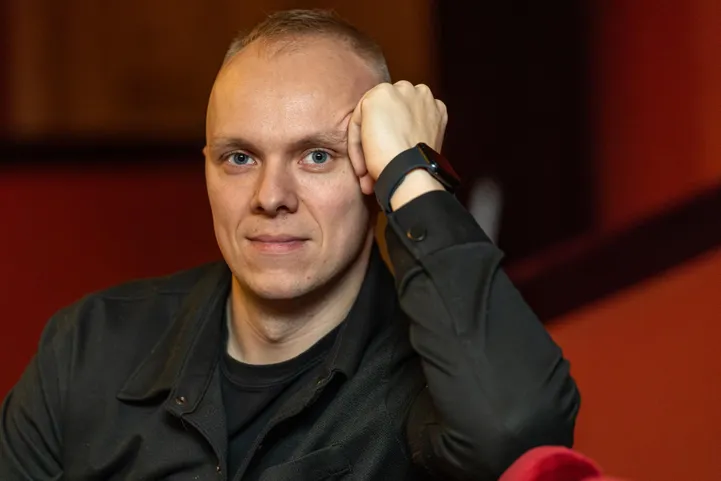 Кармо Нигула играет Сципиона, лучшего друга главного героя в театральной постановке «Калигула».